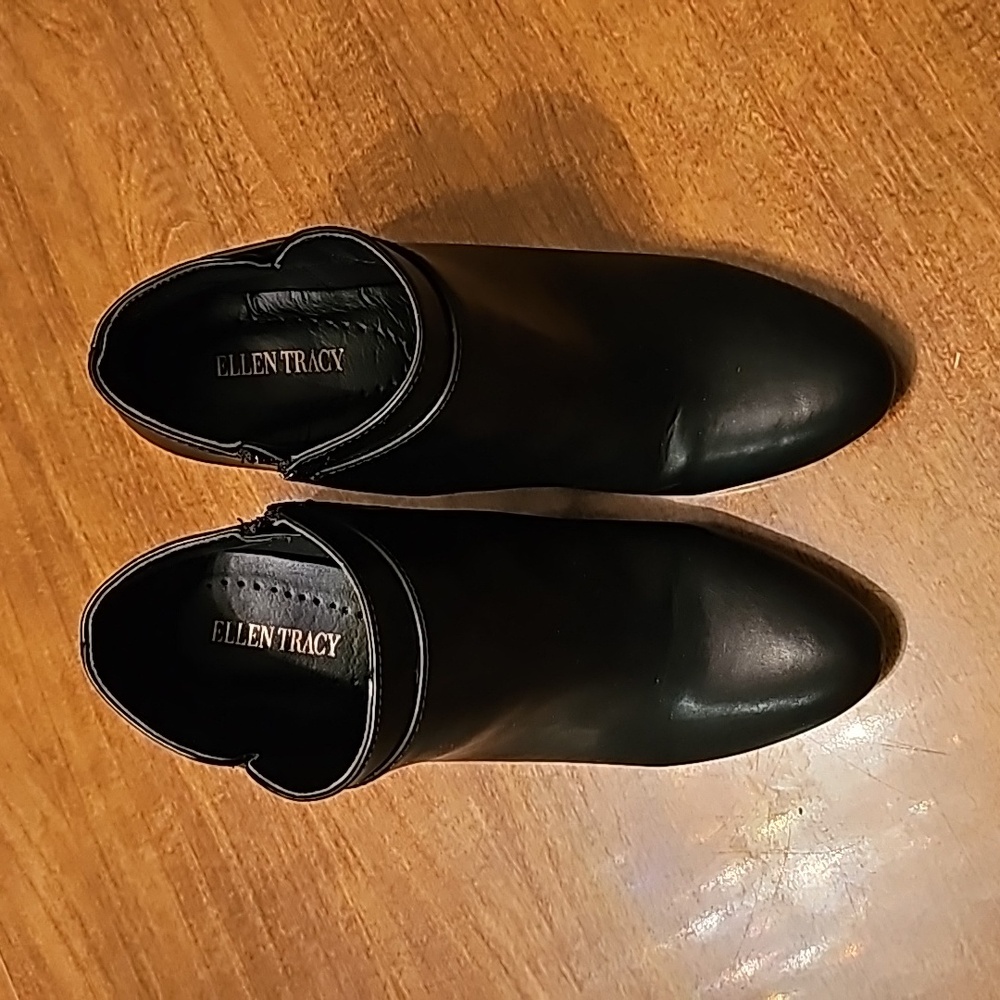 This is a pair of ELLEN TRACY bootie heeled shoes size 8 1/2 M in black.